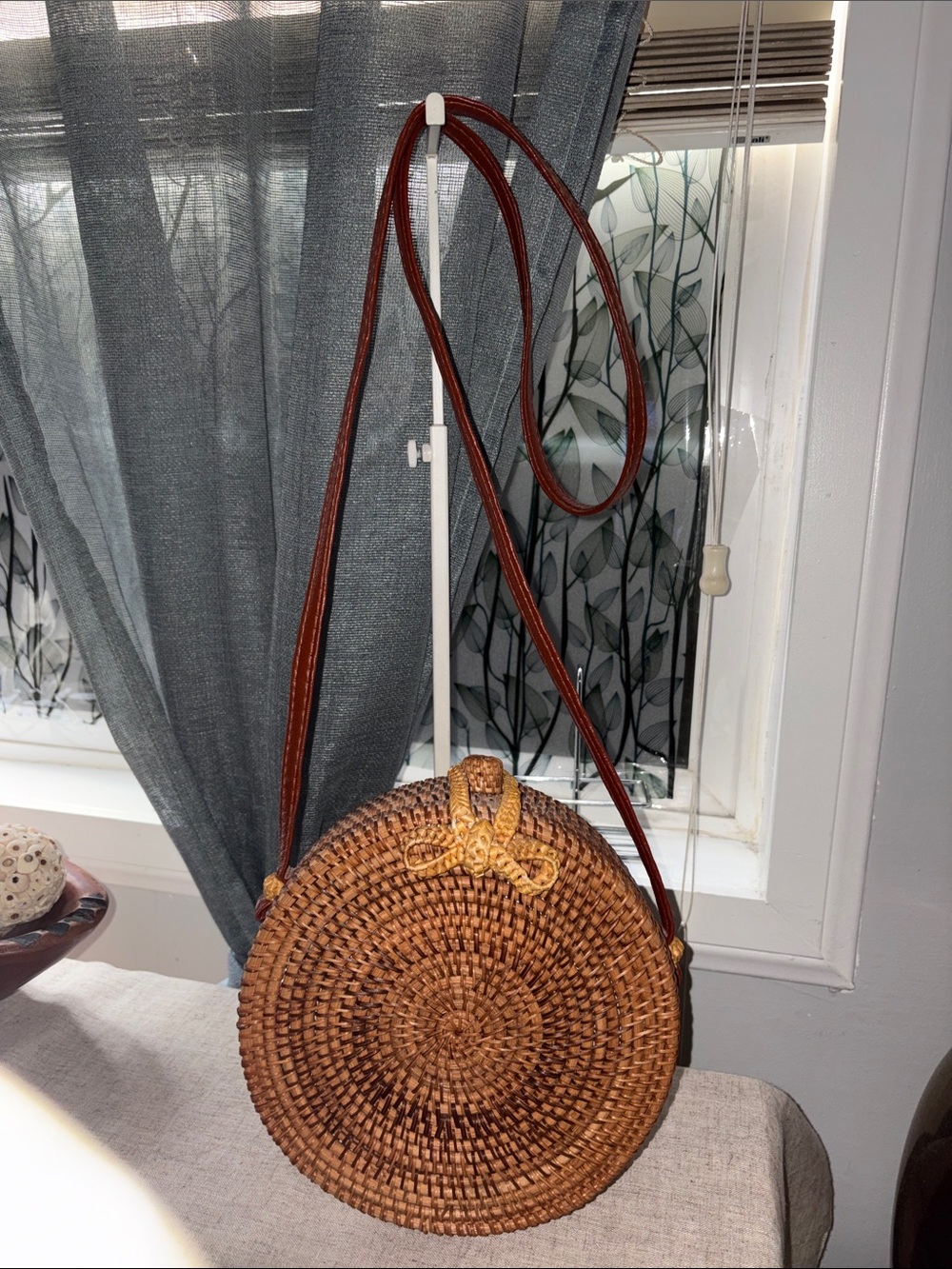 Woven.Round Crossbody Bag in Brown